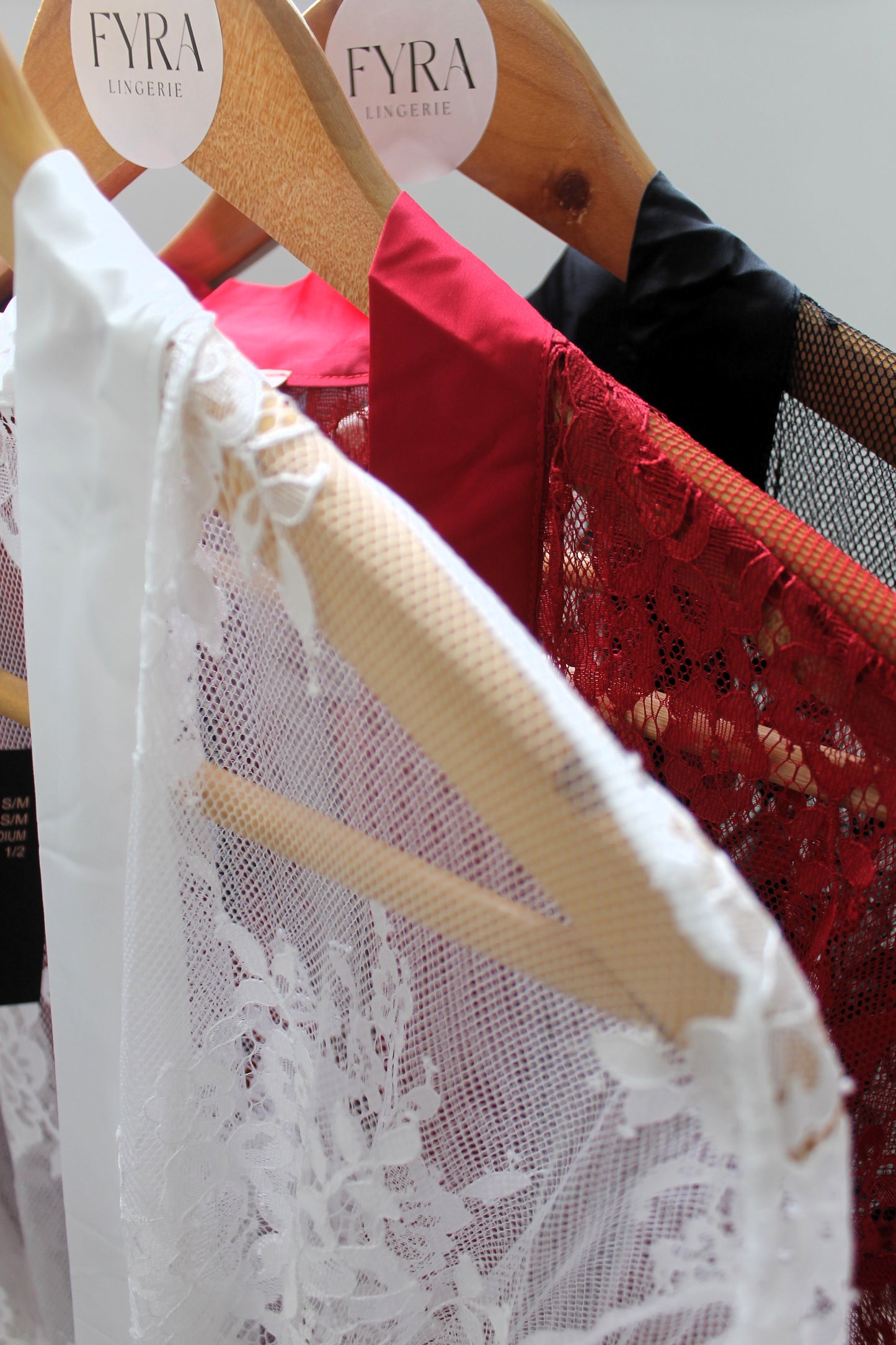 detalhes de 3 kimonos sexy em branco vermelho e preto intimissimi style