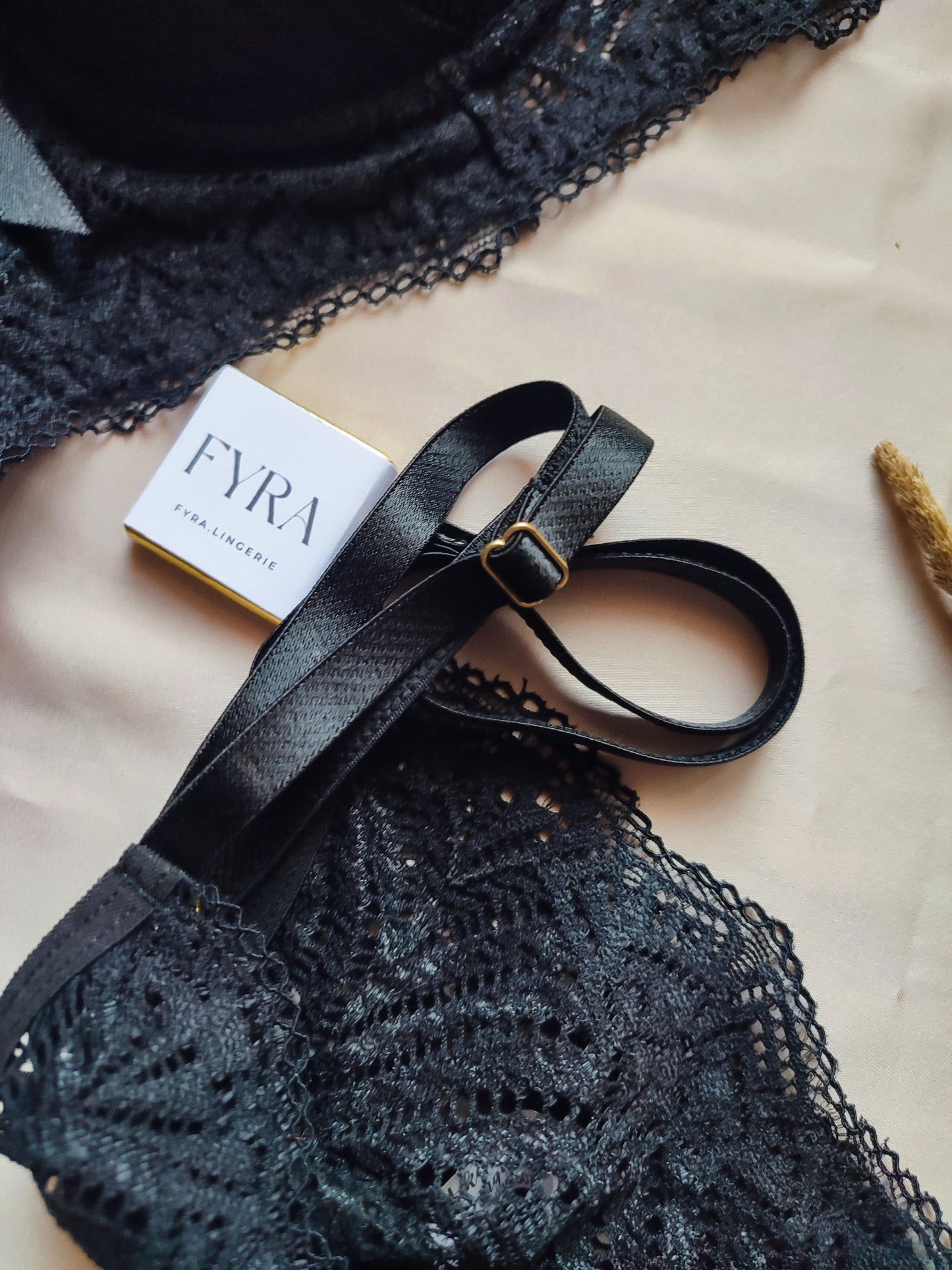 Lingerie sexy preta dourada com ligas e cinta 